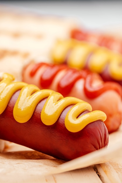 Photo classic hot dog with mustard and ketchup