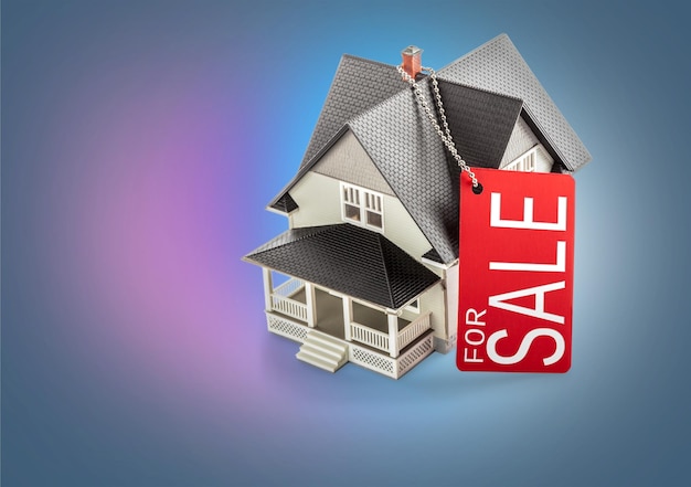 Foto modello di casa classica in vendita su sfondo viola