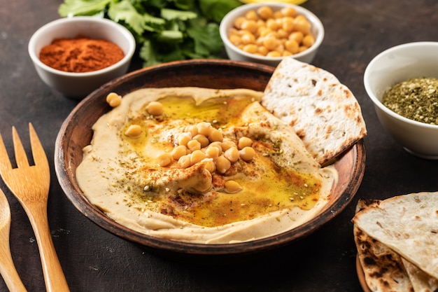 Photo classic hummus with chickpeas, paprika, olive oil, and oriental spices