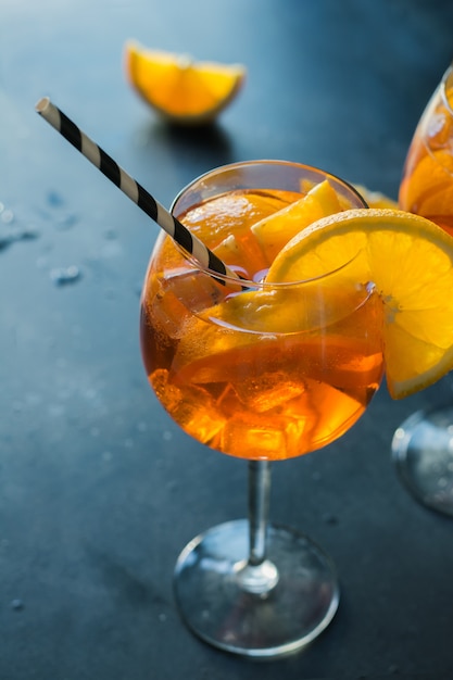 Классический итальянский коктейль Aperol Spritz на темные.