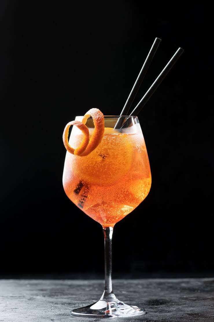 Классический итальянский коктейль Aperol Spritz в стакан на черном, крупным планом