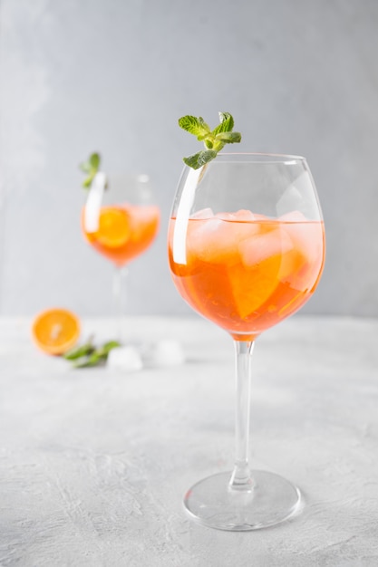 Классический итальянский коктейль Aperol Spritz на свет.