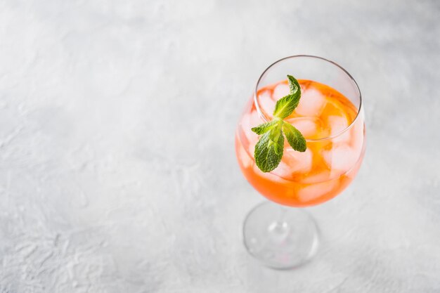 Классический итальянский коктейль aperol spritz на свету