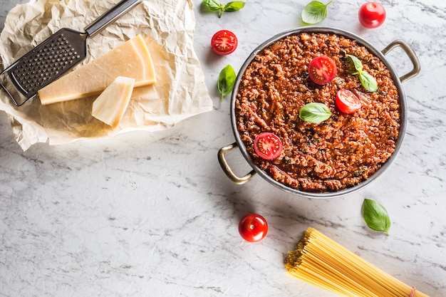 クラシックなイタリアンボロネーゼソース、パスタスパゲッティオリーブオイルトマトバジルとパルメザンチーズ