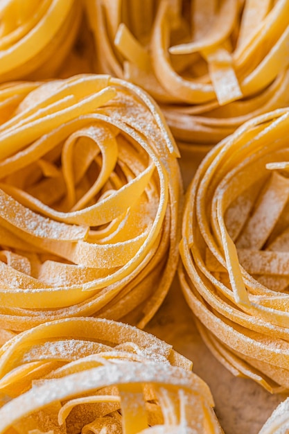 Fettuccine classiche italiane fatte in casa secondo le ricette della tradizione italiana