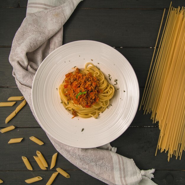 Foto spaghetti italiani classici con salsa di pomodoro vista dall'alto