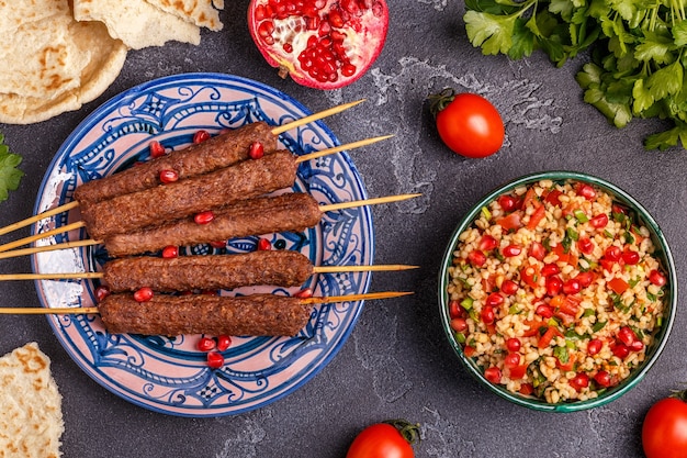 タブーリサラダ、伝統的な中東料理またはアラブ料理のクラシックなケバブ