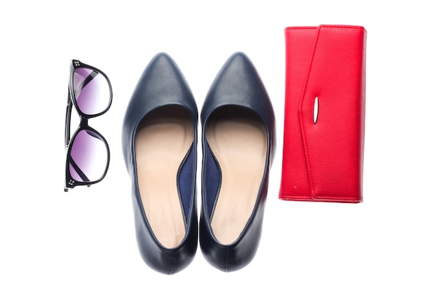 Фото Классические кожаные туфли на высоком каблуке, солнцезащитные очки, бумажник, изолированные на белом фоне. женские аксессуары