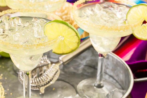 Photo classic lime margaritas on the rocks.