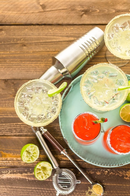 Photo classic lime and strawberry margaritas on the rocks.