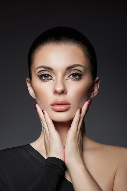 Trucco classico sul viso di donna, bellissimi occhi grandi. trucco perfetto alla moda, occhi espressivi