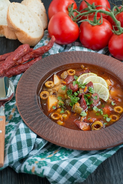 Классическая мясная сборная солянка с копченым мясом. Солянка. Место для текста. Продовольственный фон. Фоновое меню таблицы. Баланс здорового питания.