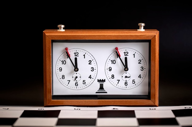 나무 체스 보드 선택적 초점에 고전적인 기계 체스 시계
