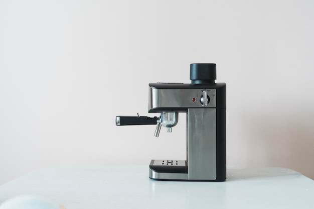 Photo a classic metal automatic coffee machine at home on the table