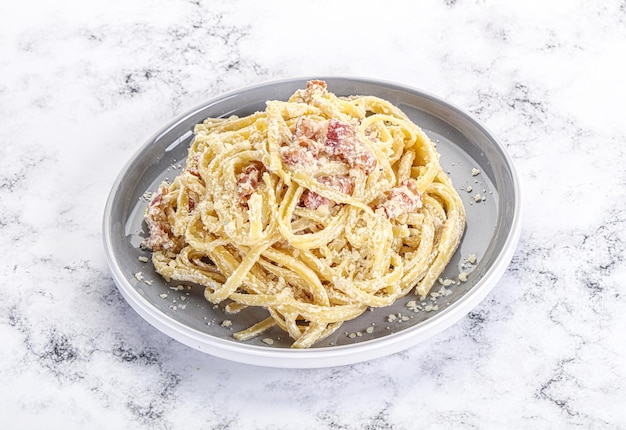 Photo classic pasta carbonara with bacon and parmesan