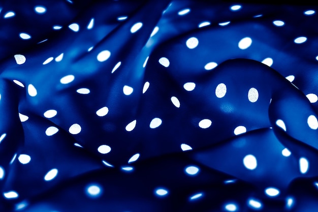 사진 파란색 고급 패브릭 디자인 패턴에 클래식 폴카 도트 섬유 배경 질감 흰색 점