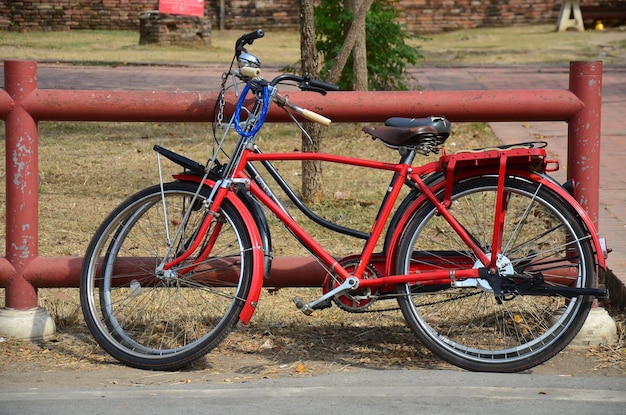 タイのアユタヤにあるアユタヤ歴史公園周辺のクラシックな赤い自転車のレンタル旅行