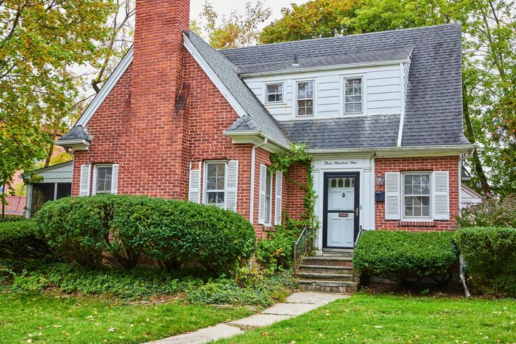 फोटो classic red brick suburban house with manicured yard eyelevel view