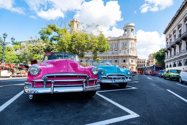 다양한 밝은 색상의 고전적인 복고풍 자동차 시보레는 호세 마르티 기념비 근처 광장에 있는 국립 미술관 앞에 주차되어 있습니다.