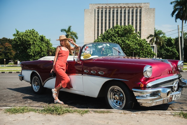 古いハバナキューバのクラシックなレトロなヴィンテージカー