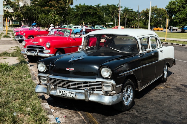 古いハバナキューバのクラシックなレトロなヴィンテージカー