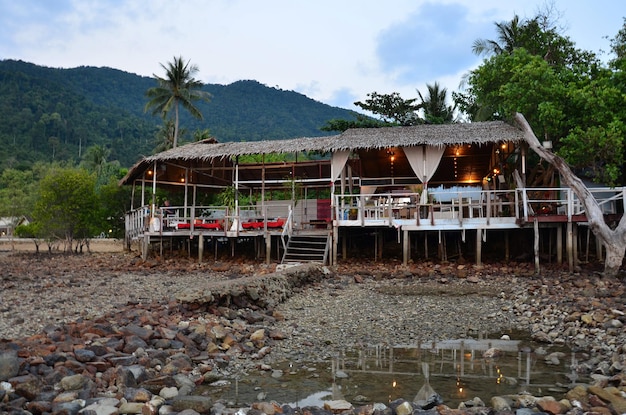 タイの人々と外国人旅行者のためのリゾートホテルのクラシックなレトロなヴィンテージの木造建築レストランとダイニングルームのブティックスタイルは、トラートタイのチャン島で飲み物を食べます