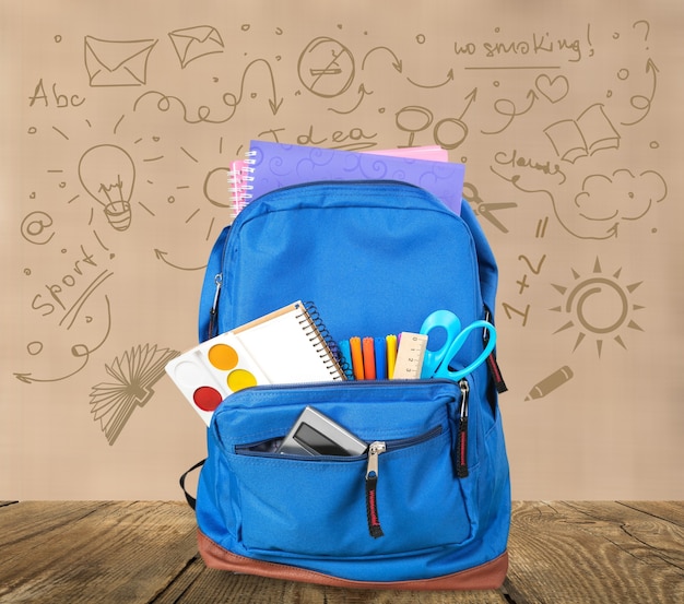다채로운 학용품과 책이 있는 클래식 학교 배낭