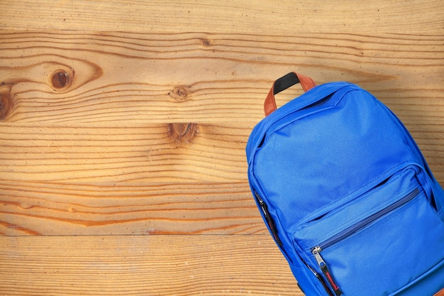 Классический школьный синий рюкзак на столе