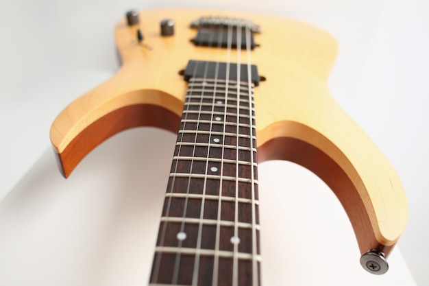 ローズウッドの首を持つ古典的な形の木製エレクトリックギター