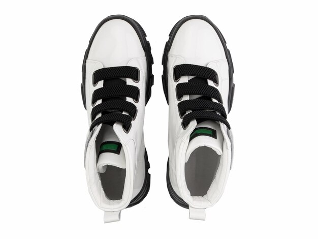 Sneakers classiche con lacci stile casual primo piano isolato su sfondo bianco vista dall'alto scarpe di moda