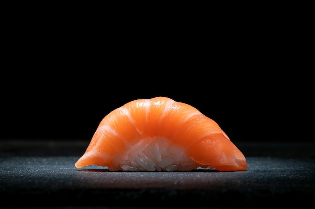 Фото Классические суши нигири с лососем на темном камне