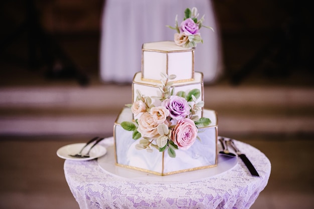 Классический многоярусный бело-серый торт с цветочным декором и геометрическим узором Свадебный торт