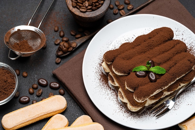 Classico dessert tiramisù su un piatto di ceramica