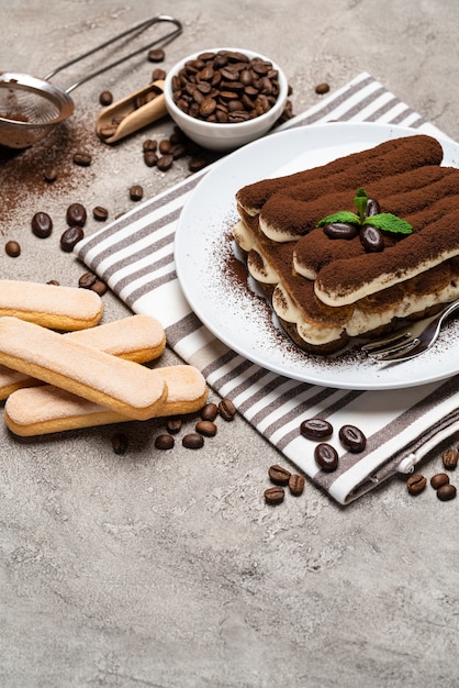 Classico dessert tiramisù su un piatto di ceramica