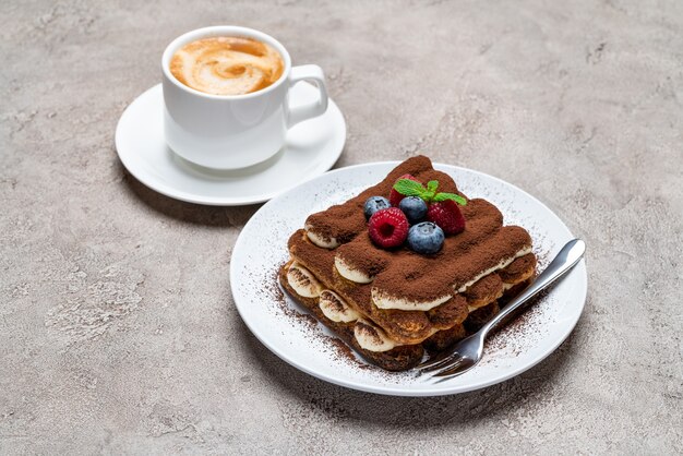 Classico dessert al tiramisù con lamponi e mirtilli