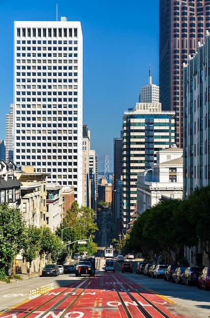 アメリカのカリフォルニアストリートから見たサンフランシスコのダウンタウンの古典的な眺め