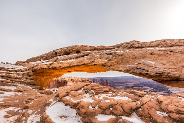 Visualizzazione classica del famoso mesa arch, il parco nazionale di canyonlands, utah, usa