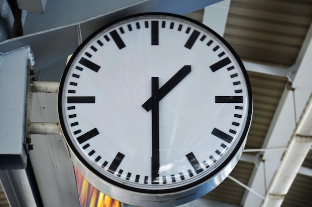 タイの人々 と外国人旅行者の乗客のための古典的なビンテージ時計は、2013 年 7 月 6 日にタイのバンコクでバンコク都市のターミナル BTS スカイトレイン鉄道駅でサービスの旅を使用します。
