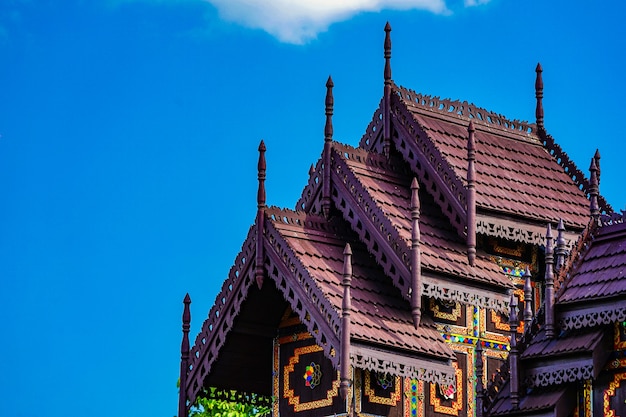 タイ北部のパヤオ県にある古典的な木造の「ナンタラム寺院」。