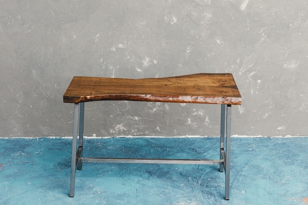 Фото Классический деревянный стол, построенный из мебельной фабрики с использованием первоклассного и необработанного дерева