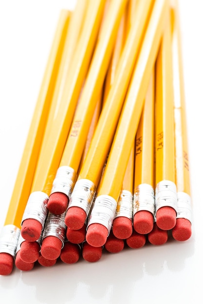 흰색 바탕에 빨간색 지우개가 있는 고전적인 노란색 연필.