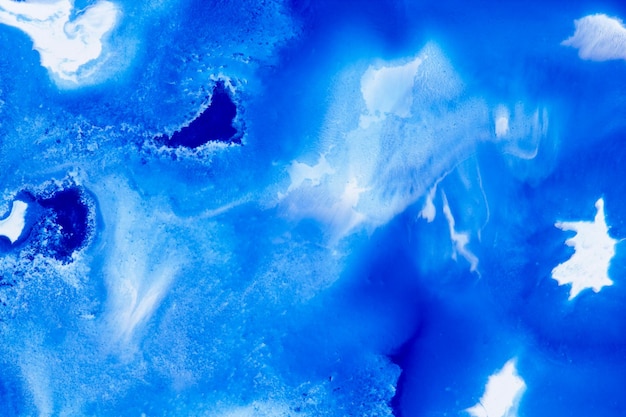 사진 위성 이미지와 비슷한 추상적인 퍼지는 형태의 고전적인 파란색과 색 수채화 페인트