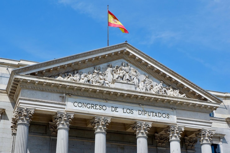 マドリードの中心部にあるスペイン議会の古典的な建物スペイン国旗が上にある副会議