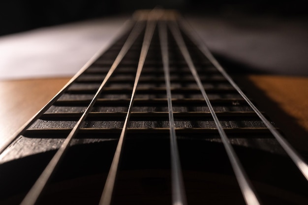 Chitarra classica su sfondo nero concetto di chitarra acustica perfetto per poster o carta da parati con volantini