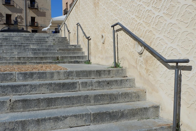 スペイン セゴビアのダウンタウンにあるスグラフィアート技法で装飾された壁のある古典的な階段