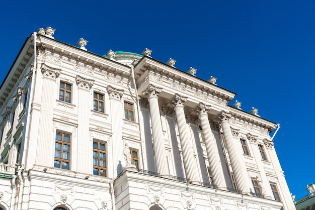 Фото Классическое старинное здание и статуя в москве, россия.