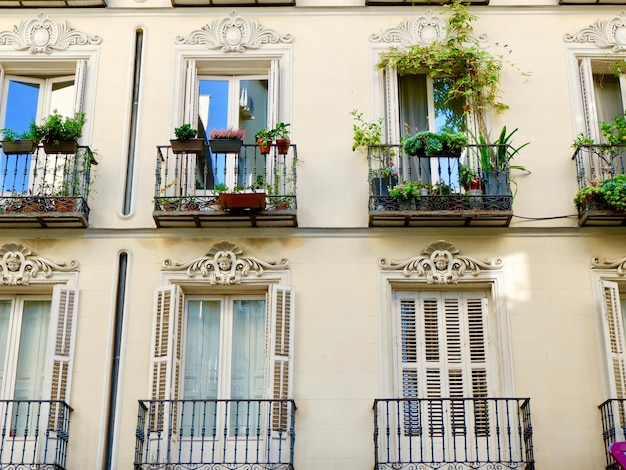 스페인 마드리드 시내에 셔터가 있는 창문과 우아한 발코니가 있는 고전적인 빈티지 외관