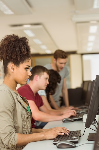 Foto compagni di classe che lavorano nella sala computer