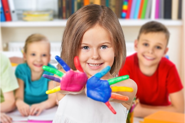 Foto l'asilo in classe gioca a carta per la scuola materna per bambini in età prescolare