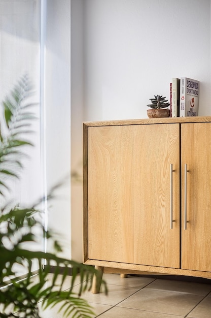 Стильный и современный роскошный деревянный буфет для хранения мебели для домашнего интерьера на изолированном фоне